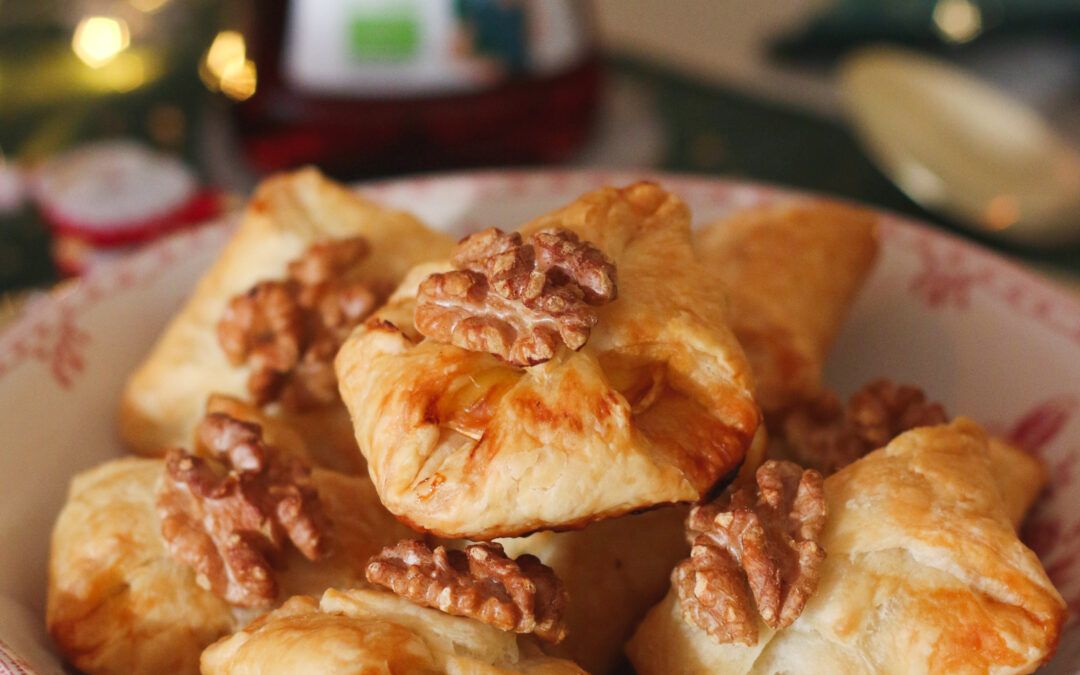 Hojaldres navideños de queso brie con sirope de agave y nueces