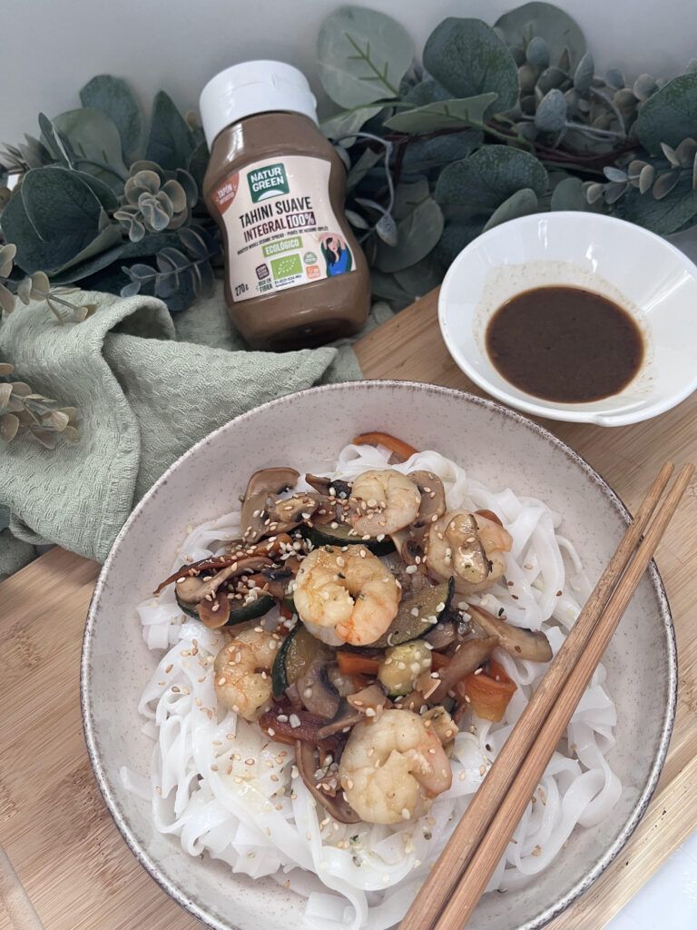 noodles con salsa de tahini y soja