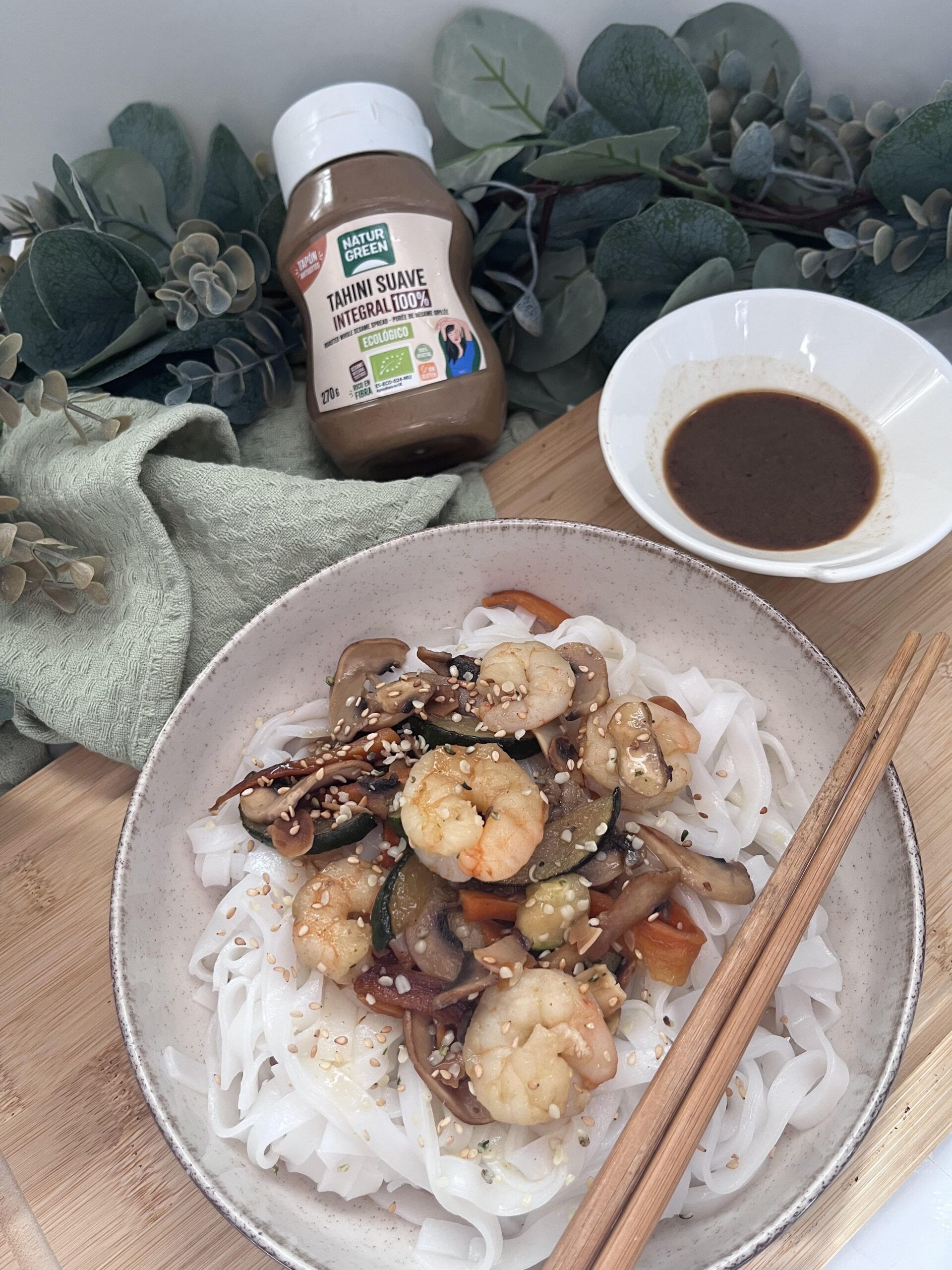 noodles con salsa de tahini y soja